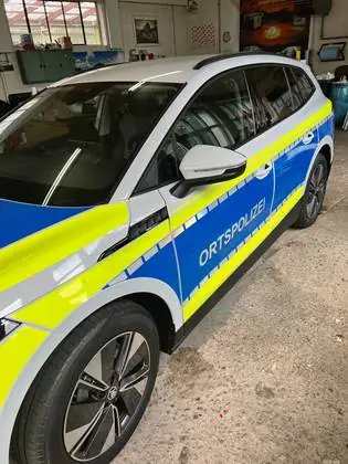 Fahrzeugbeschriftung mit Reflexfolie für ein Fahrzeug der Ortspolizei – DECORLINE Werbetechnik