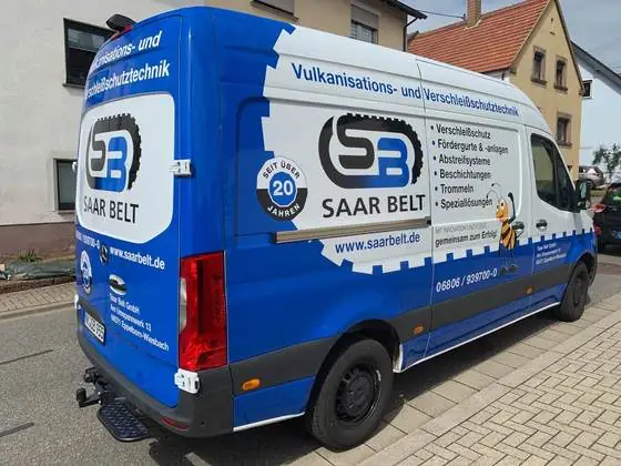 Teilfolierung und Beschriftung eines Mercedes Sprinter für einen Industriebetrieb aus Eppelborn – DECORLINE Werbetechnik