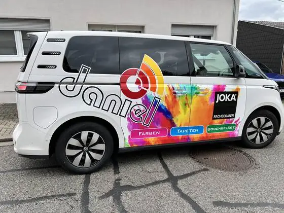 Fahrzeugbeschriftung mit Digitaldruck auf einem VW ID. Buzz für einen Maler- und Bodenbelagsbetrieb – DECORLINE Werbetechnik Saarland