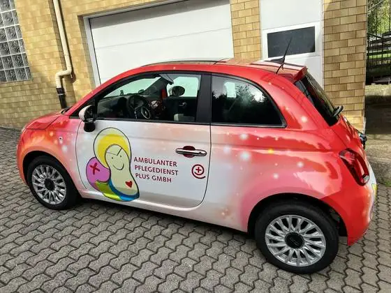Fahrzeugfolierung mit Digitaldruck auf einem Fiat 500 für einen ambulanten Pflegedienst – DECORLINE Werbetechnik
