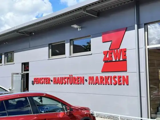 3D-Fassadenbuchstaben und Firmenlogo an der Fassade eines Fenster- und Haustüren-Fachbetriebs – DECORLINE Werbetechnik